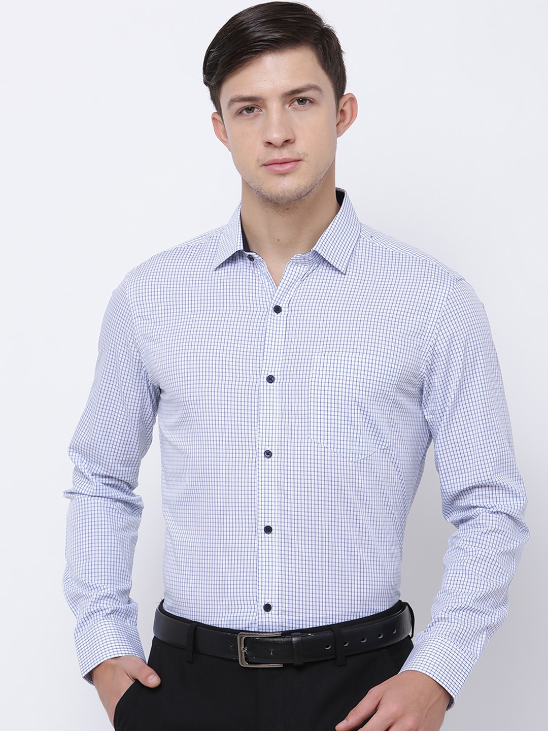 

Black coffee Men White & Navy Blue Slim Fit Checked Formal Shirt