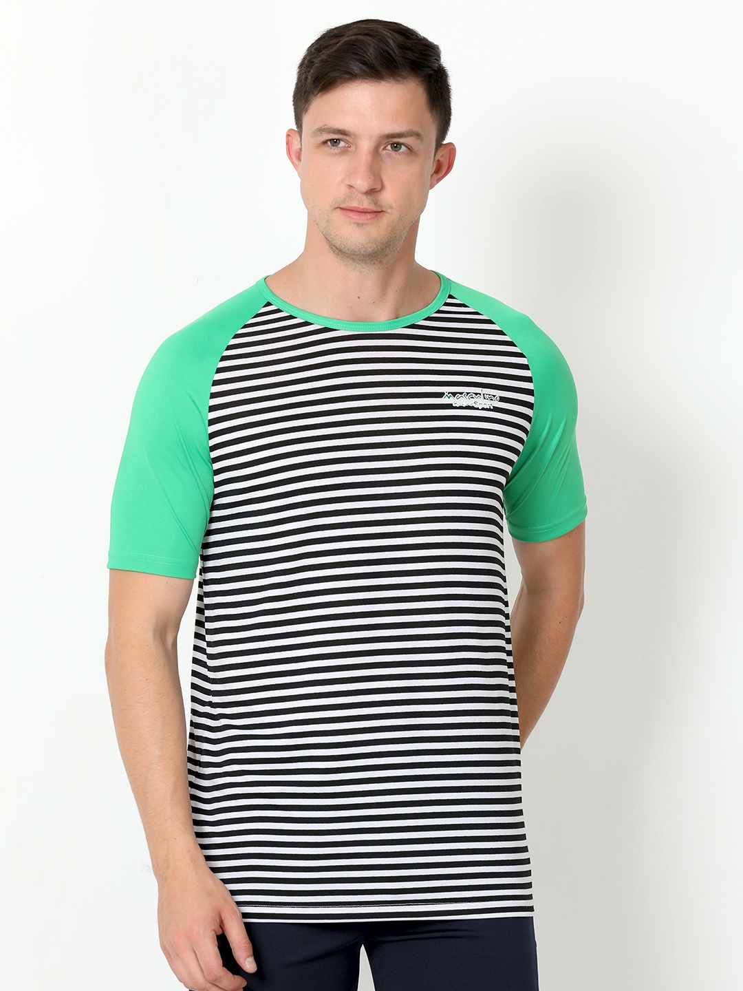 

Masculino Latino Round Neck Striped T-shirt, Black
