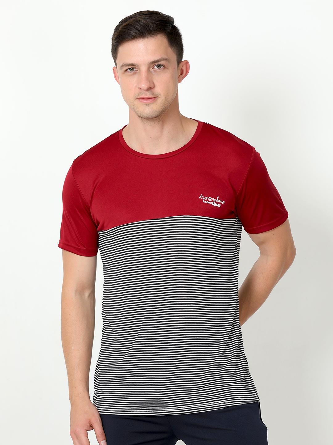 

Masculino Latino Men Striped T-shirt, Maroon