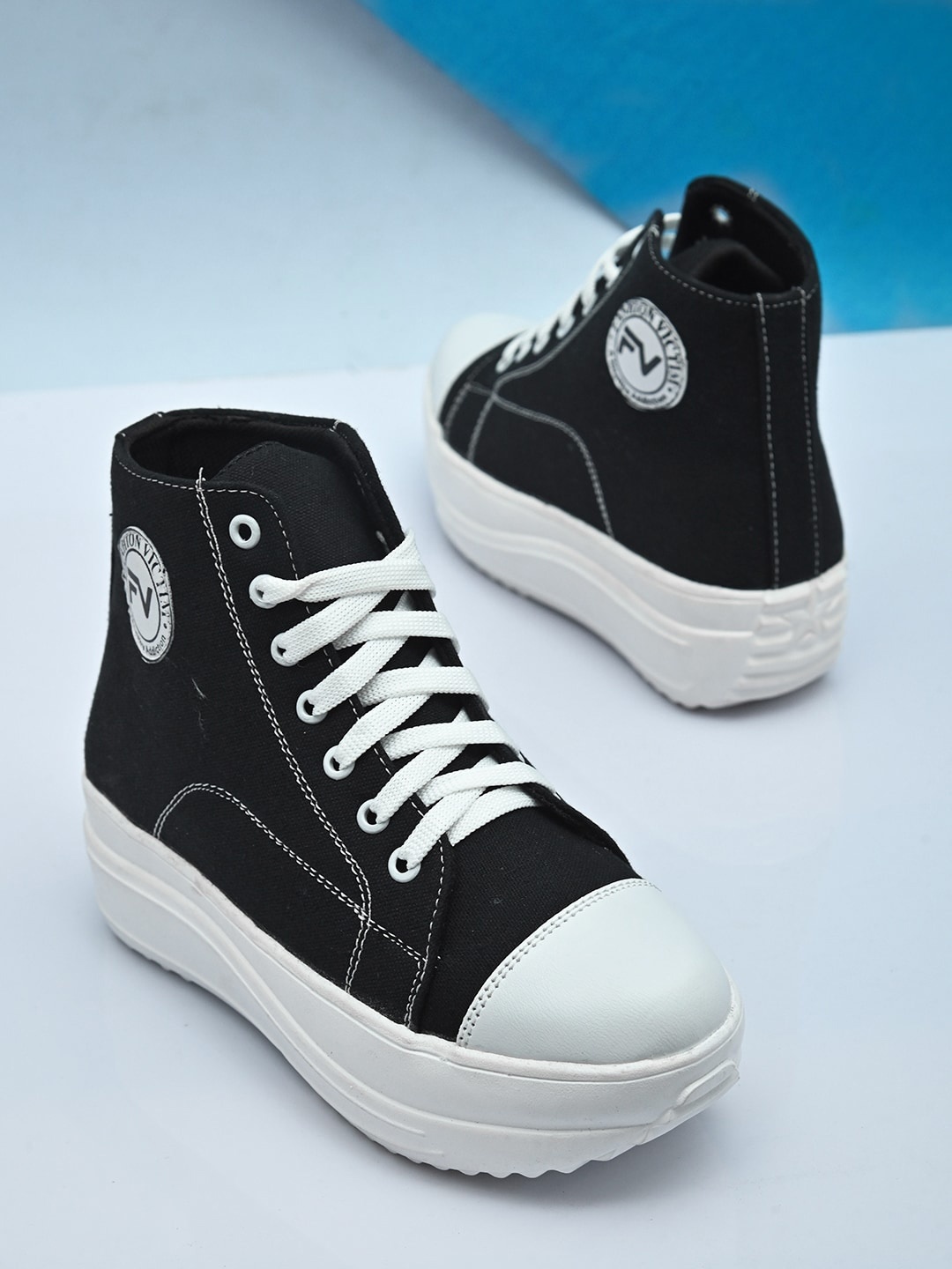 

Fashion Victim Women Colourblocked Lightweight Sneakers, Black