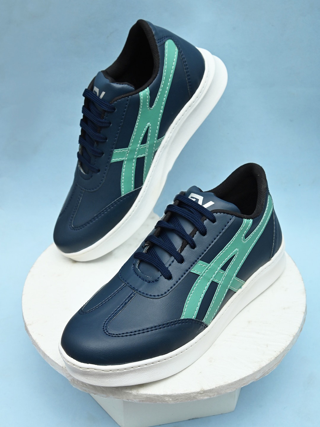 

Fashion Victim Men Colourblocked Lightweight Sneakers, Blue