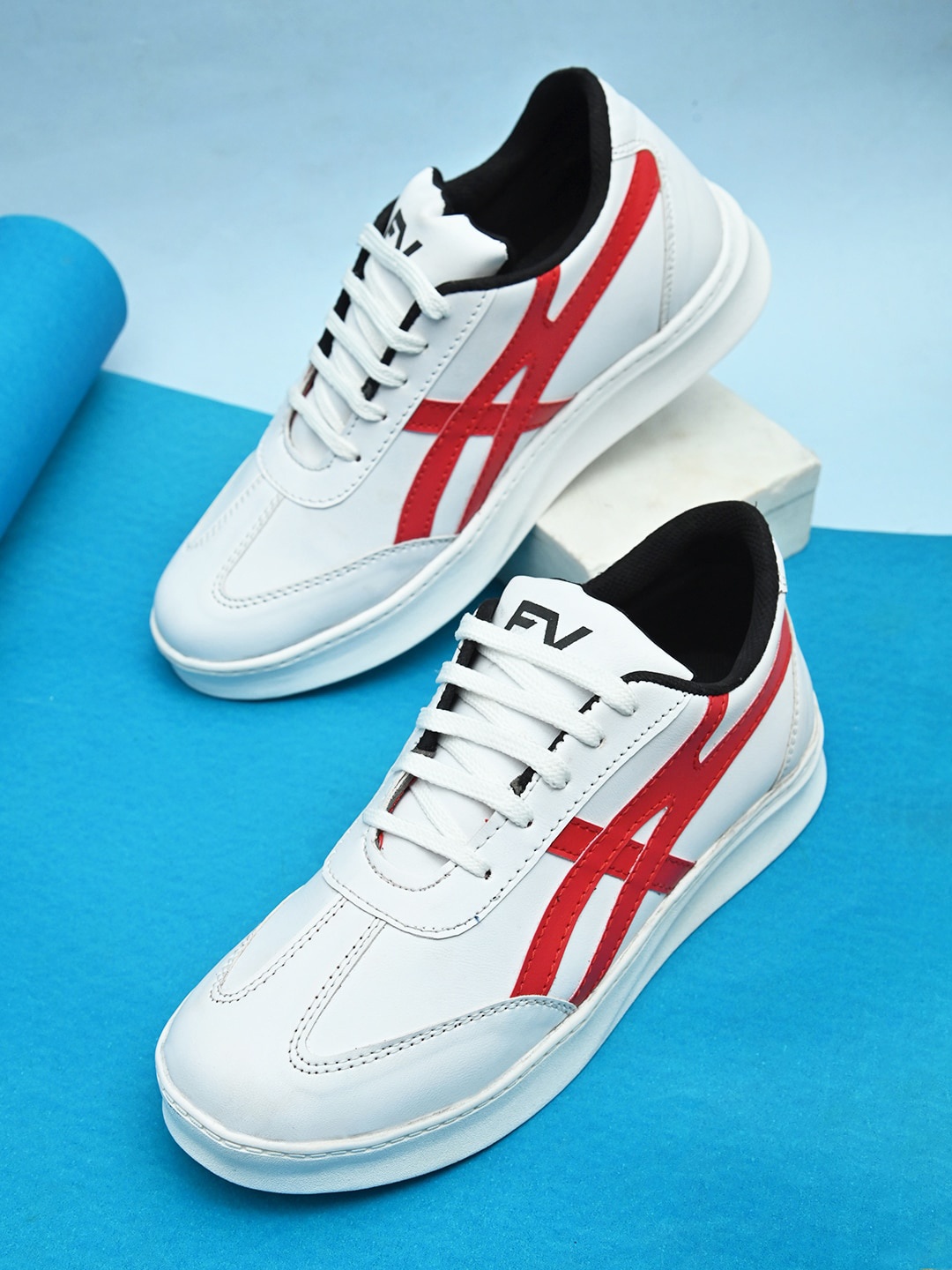 

Fashion Victim Men Colourblocked Sneakers, White