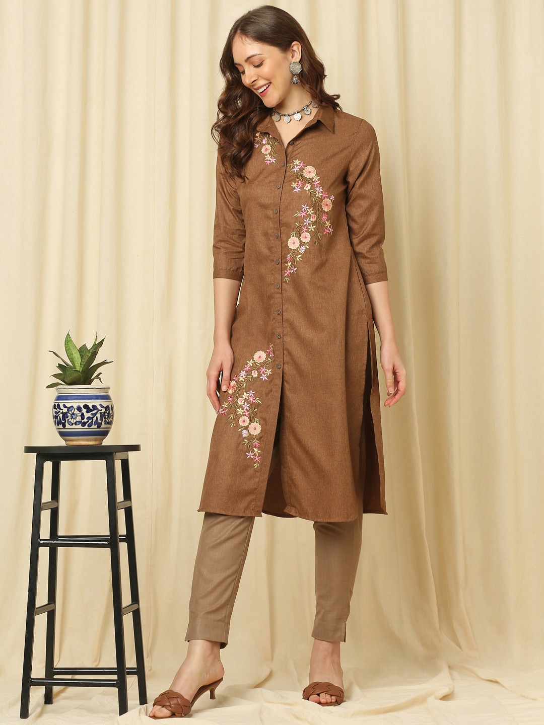 

Indifusion Women Floral Embroidered Thread Work Kurta, Brown