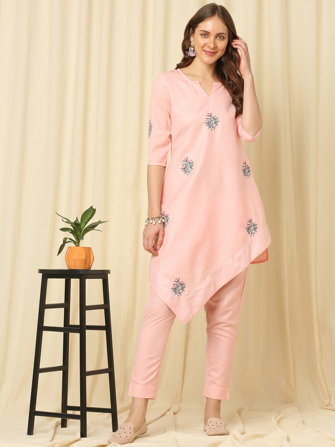 

Indifusion Women Floral Embroidered Kurta, Pink