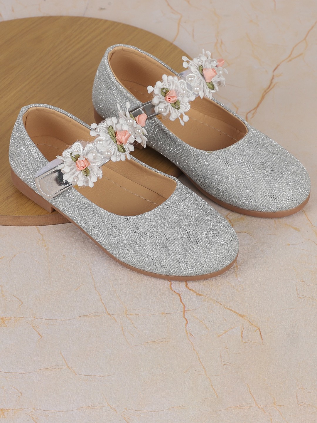 

FEETWELL SHOES Girls Textured Ballerinas, Silver