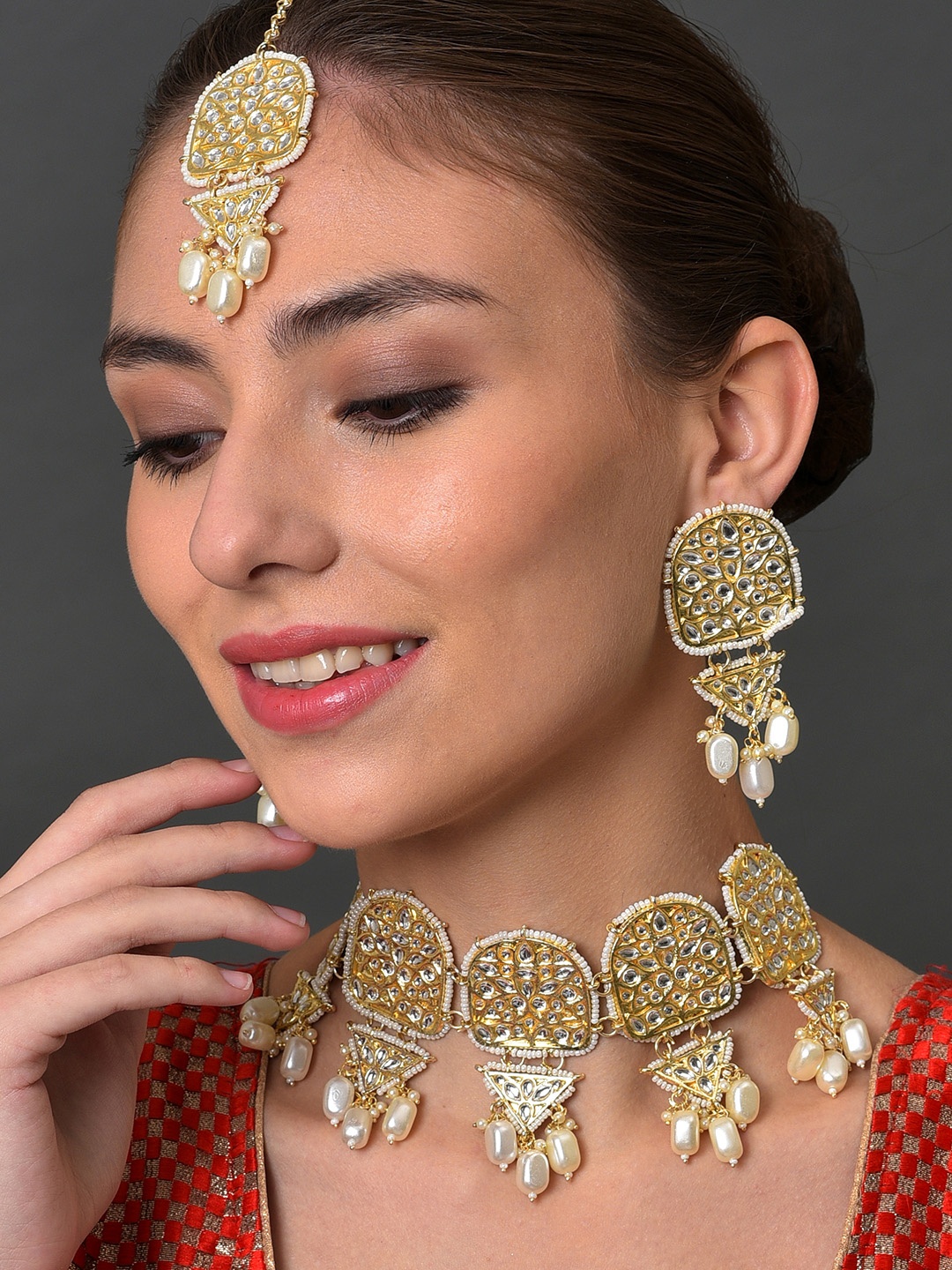 

SOHI Gold-Plated Kundan-Studded & Pearl Beaded Jewellery Set