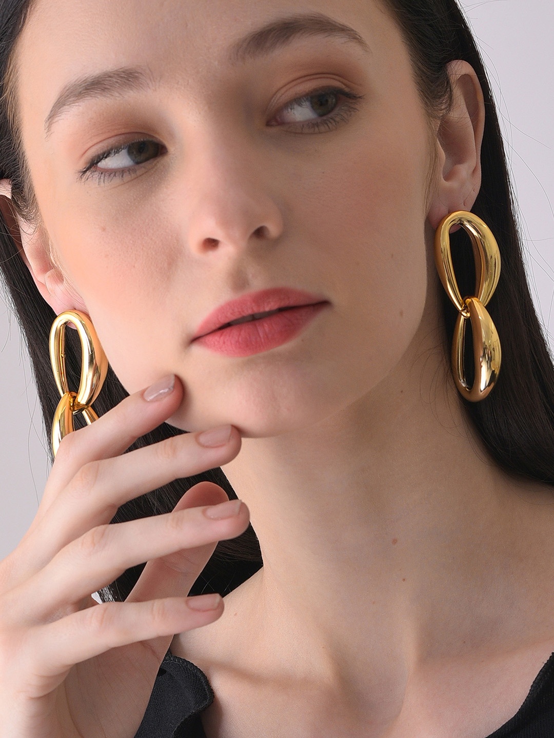 

SOHI Gold Plated Contemporary Drop Earrings