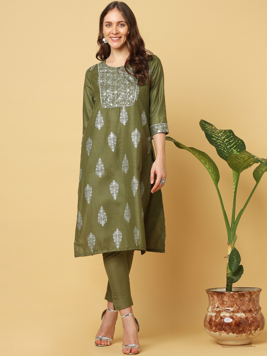 

Indifusion Floral Embroidered Kurta with Trousers, Green