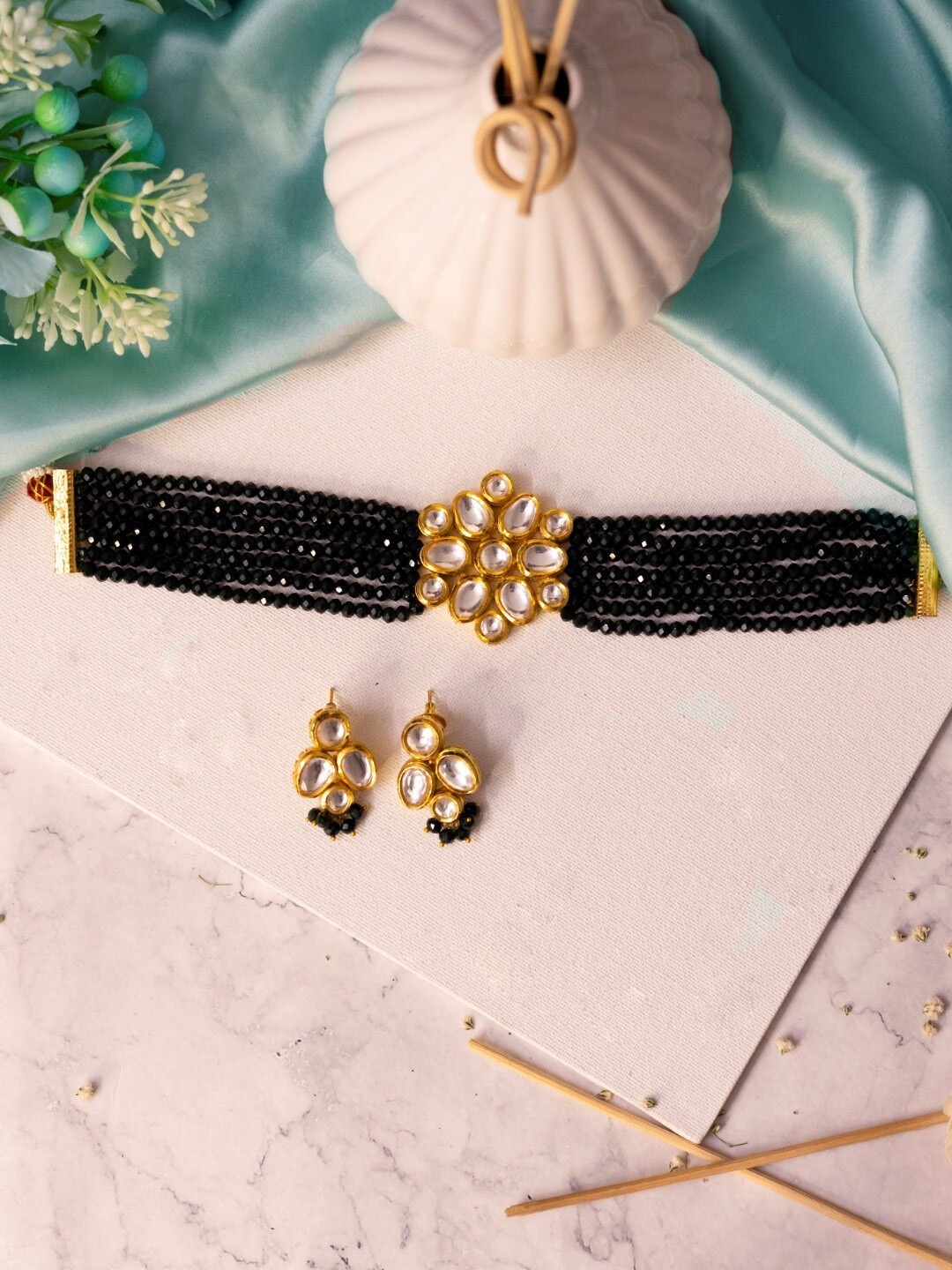 

Ishhaara Gold-Plated Onyx-Studded & Kundan-Beaded Jewellery Set