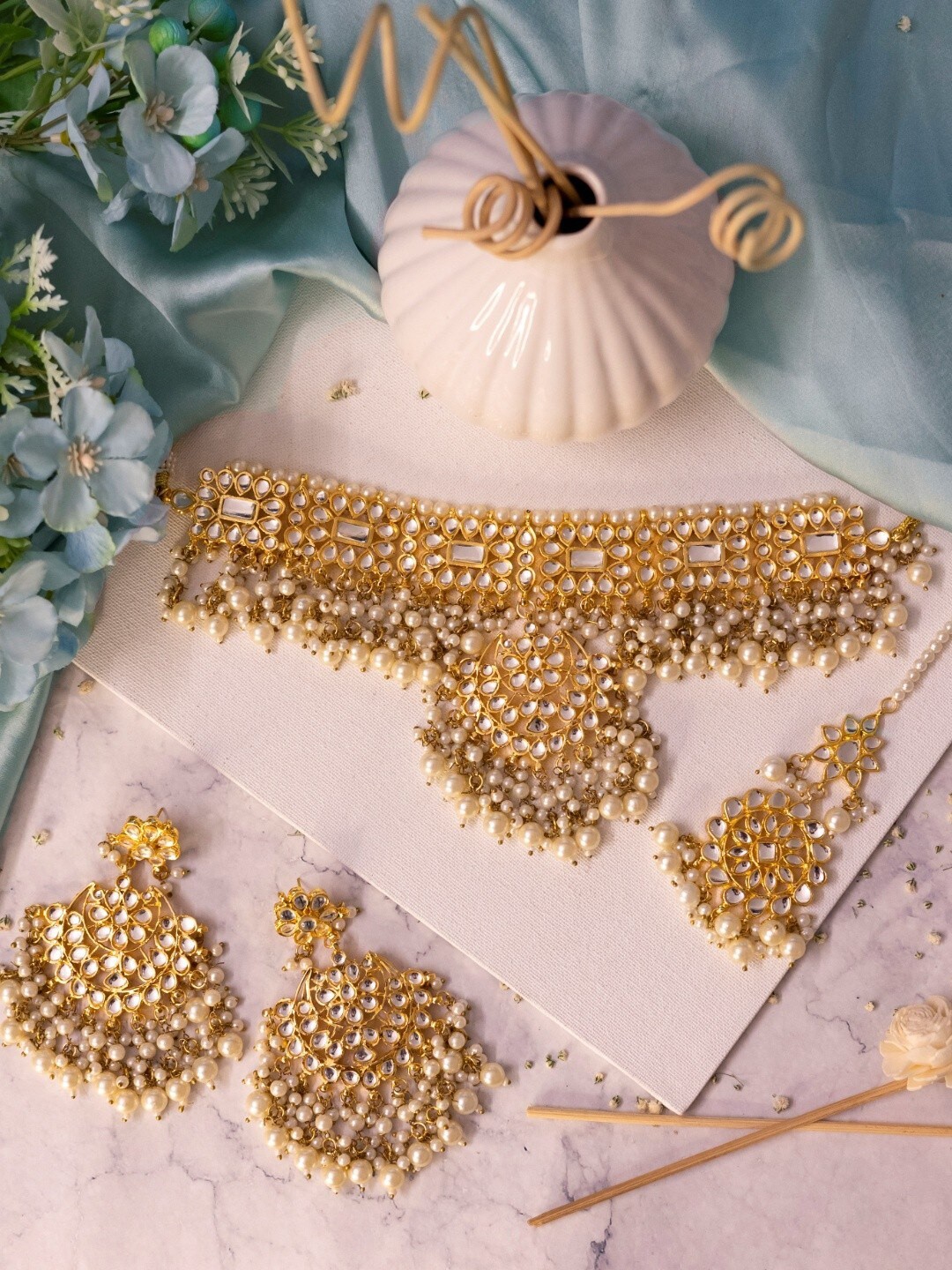 

Ishhaara Gold-Plated Kundan-Studded & Pearl Beaded Jewellery Set