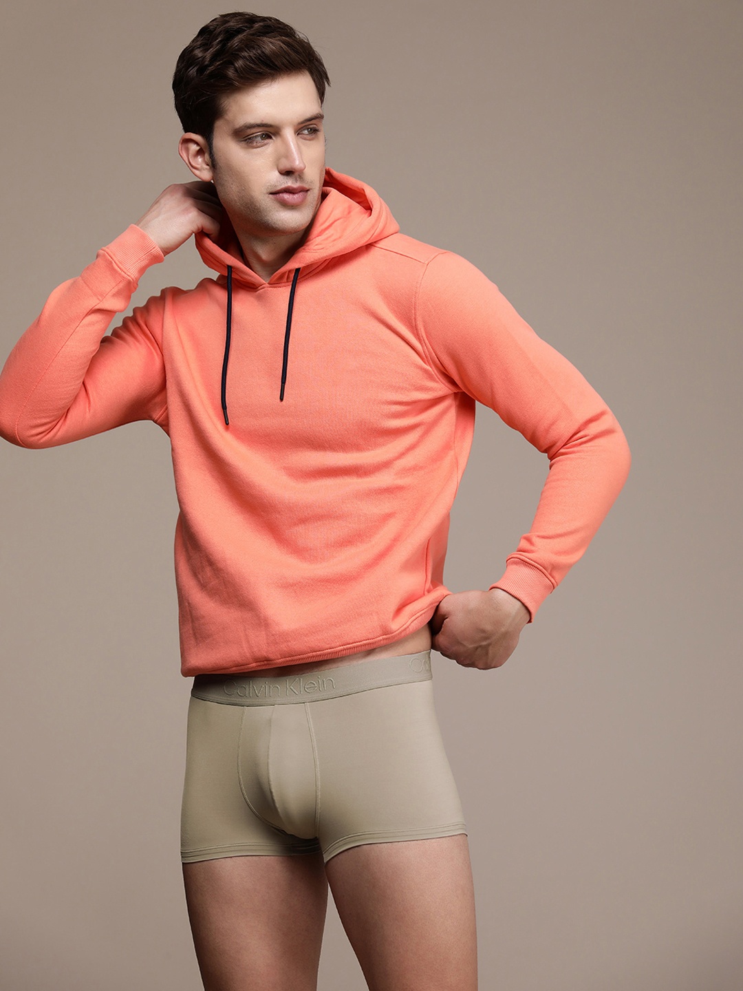 

Calvin Klein Underwear Men Solid Low Rise Trunk NB33900SO, Grey