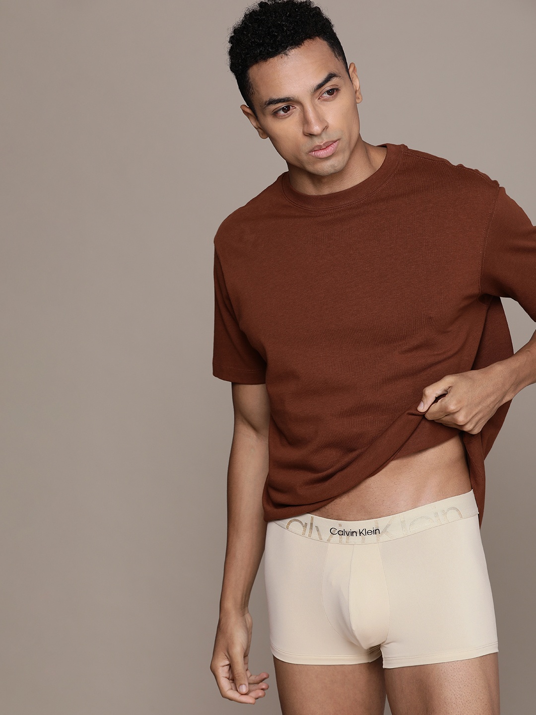 

Calvin Klein Underwear Men Solid Low Rise Trunk NB3312ACI, Beige