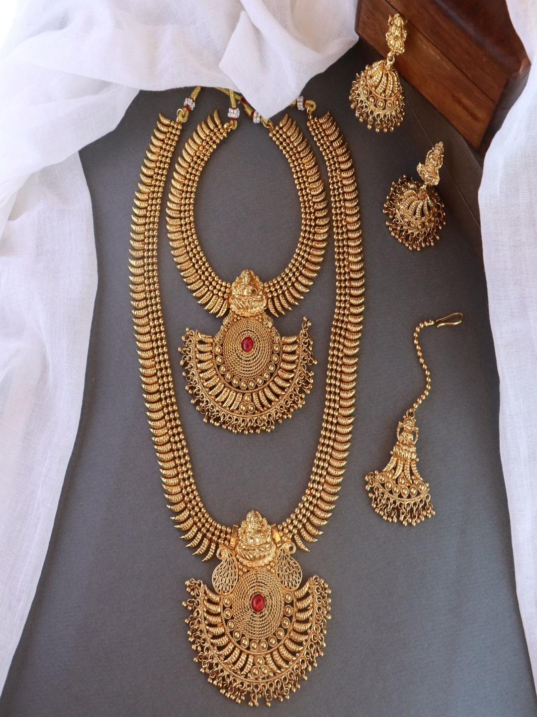 

I Jewels Gold-Plated Stone Studded & Beaded Jewellery Set