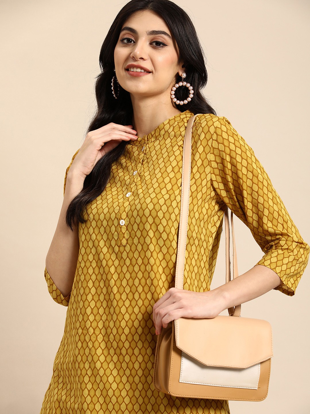 

Anouk Women Pure Cotton Mandarin Collar Geometric Printed Kurta, Mustard