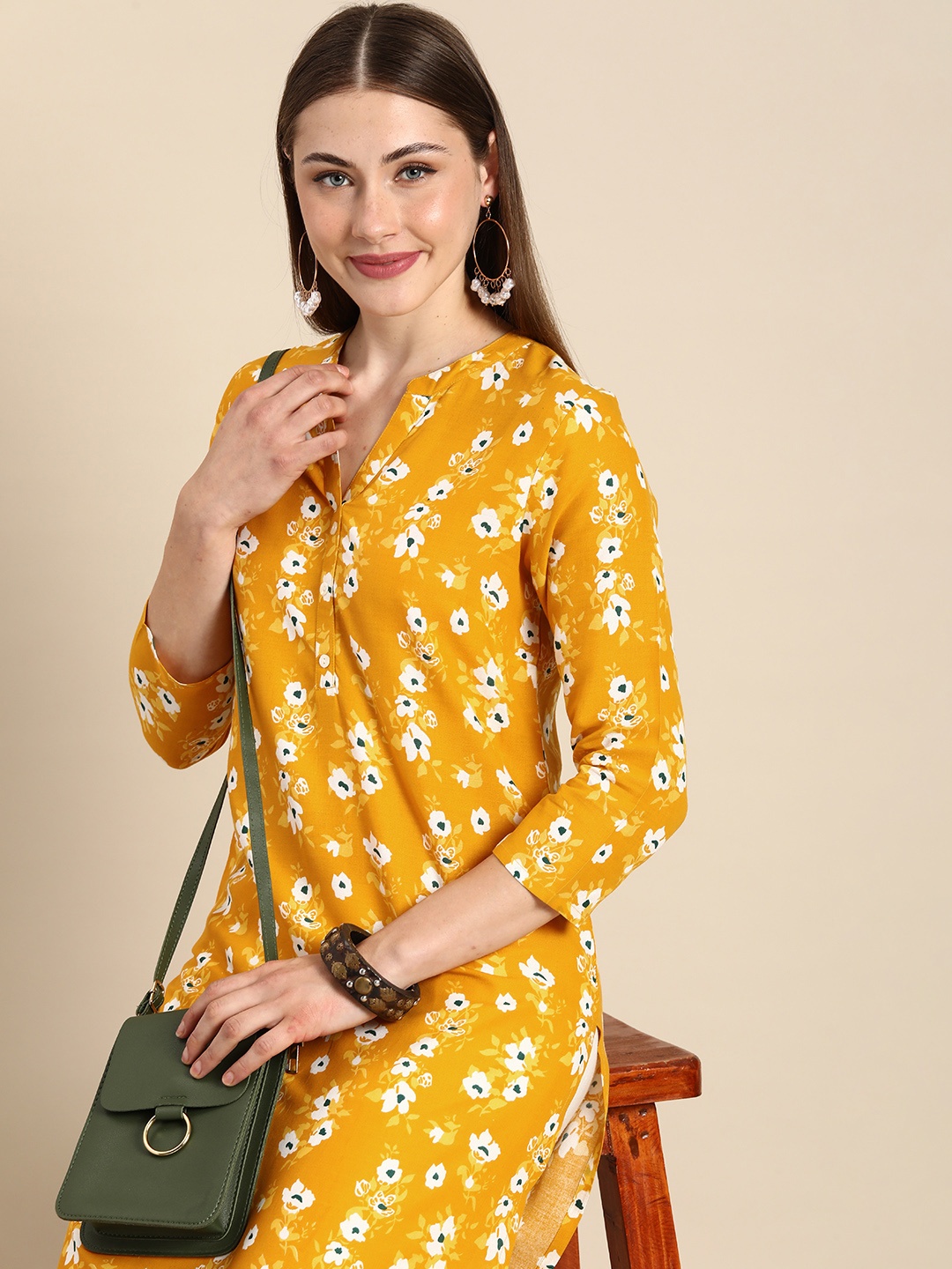 

Anouk Floral Printed V-Neck Straight Kurta, Mustard