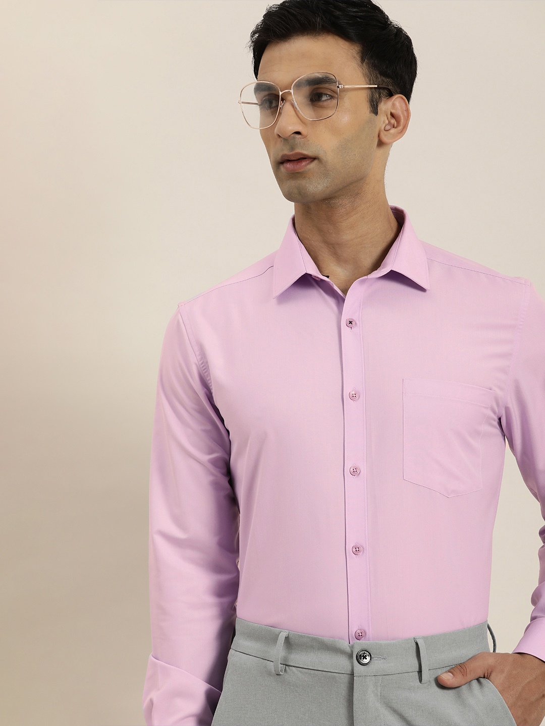 

INVICTUS Men Solid Slim Fit Spread Collar Semiformal Shirt, Purple