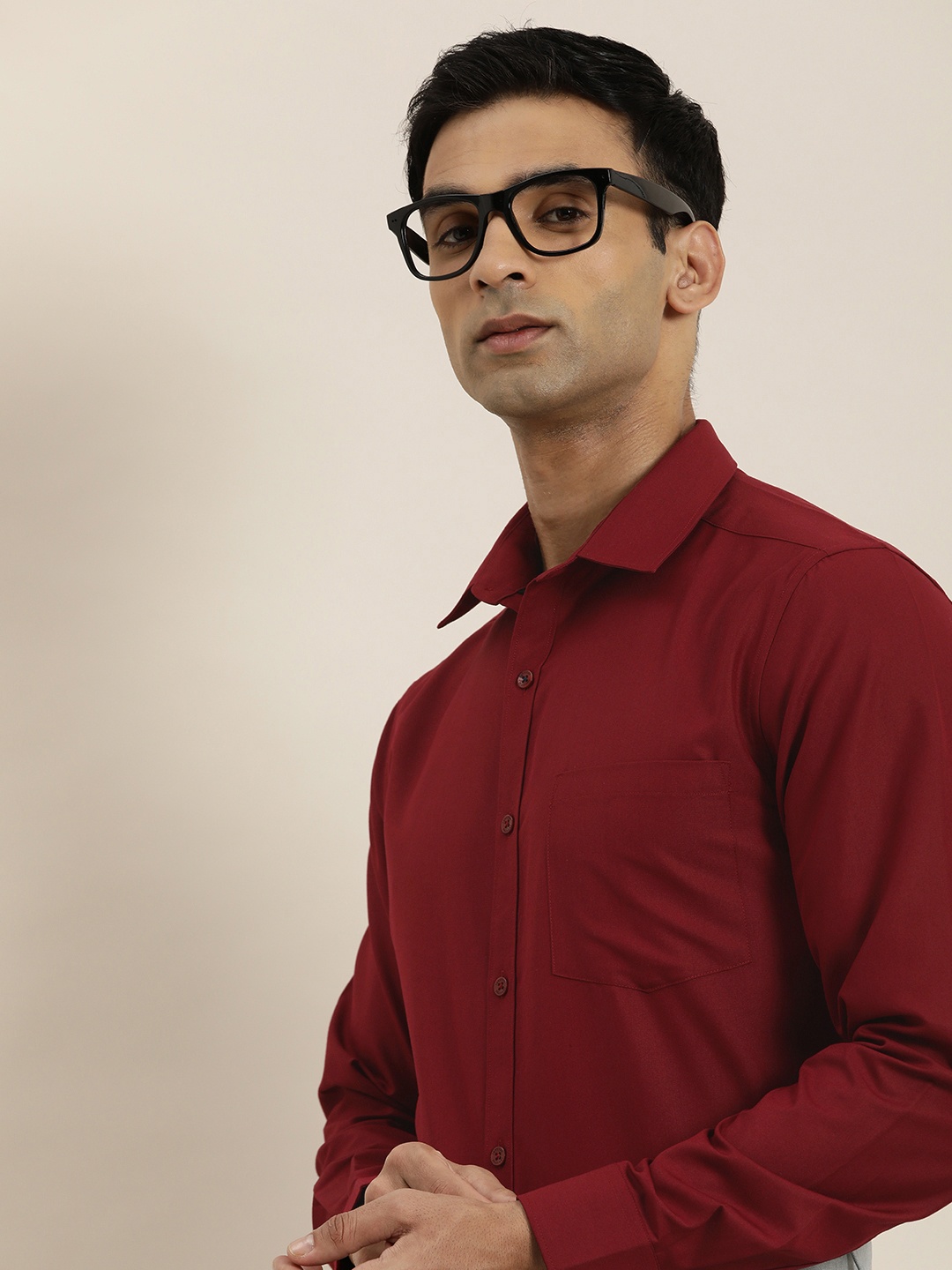 

INVICTUS Men Solid Slim Fit Spread Collar Semiformal Shirt, Maroon
