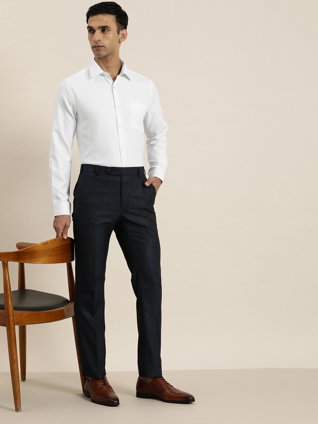 

INVICTUS Men Textured Slim Fit Semiformal Shirt, White