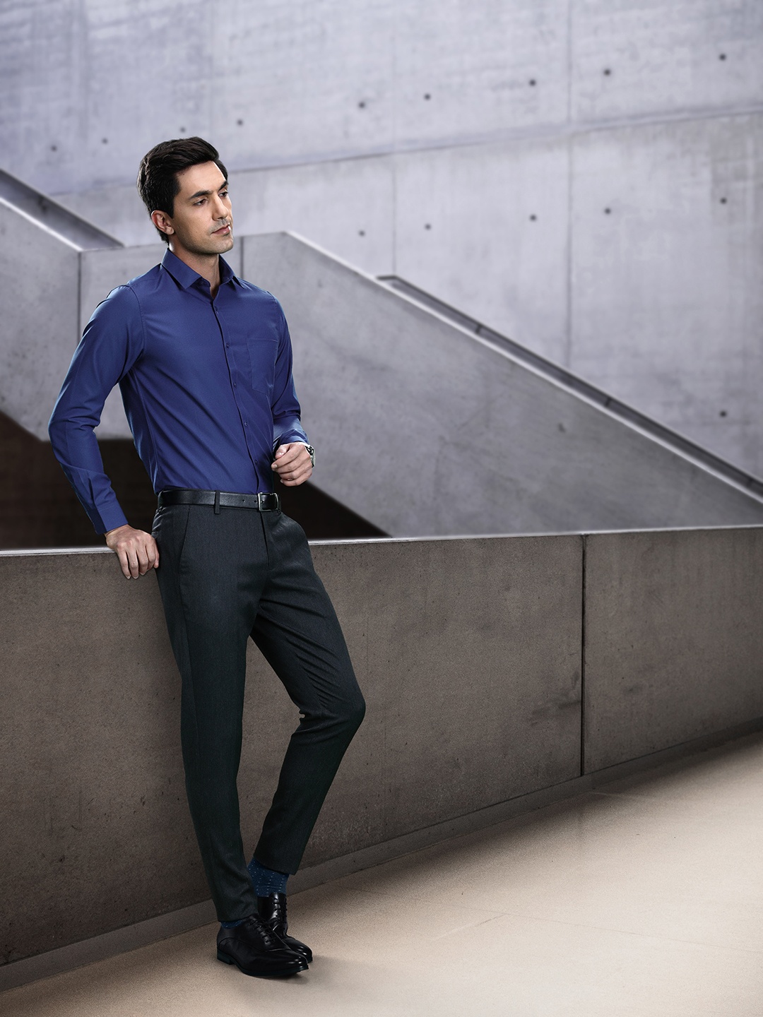 

INVICTUS Men Solid Slim Fit Spread Collar Semiformal Shirt, Blue