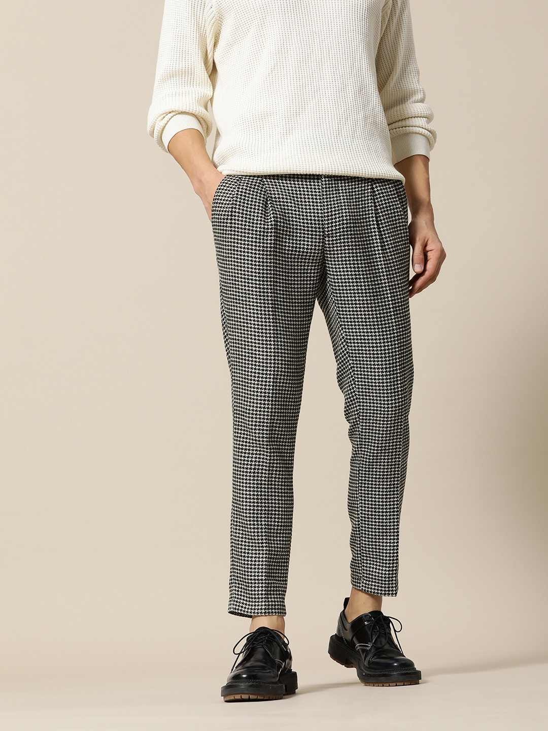 

Mr Bowerbird Men Textured Tailored Pleated Trousers, Black