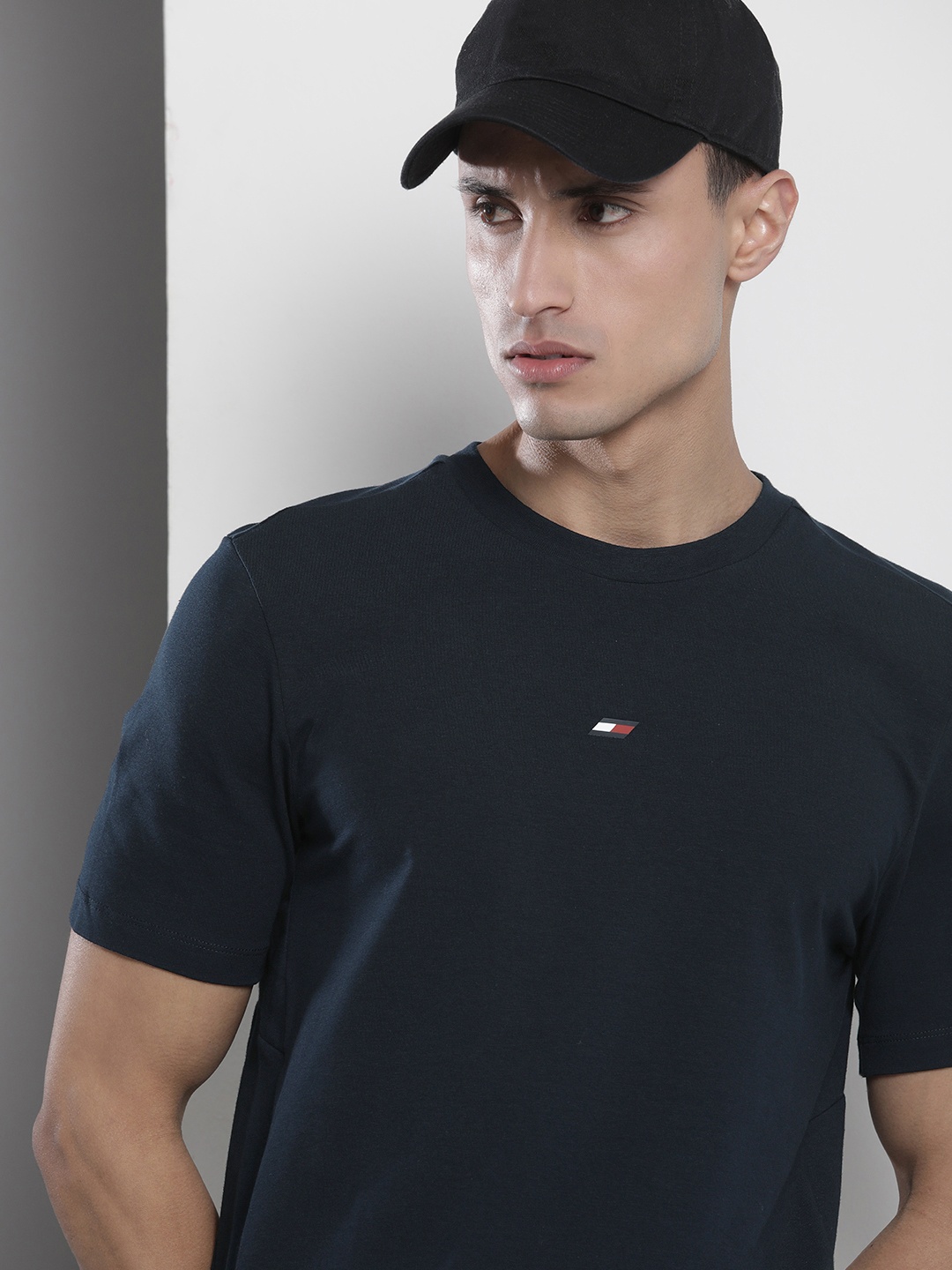 

Tommy Hilfiger Men Brand Logo Detail Round Neck T-shirt, Navy blue