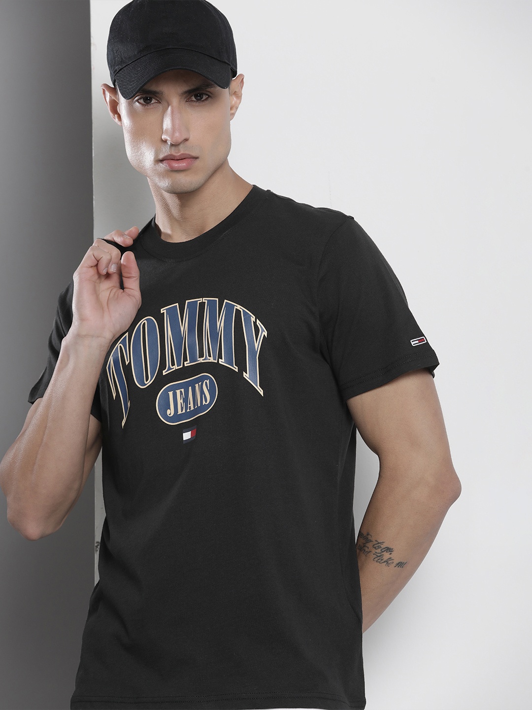 

Tommy Hilfiger Men Brand Logo Printed Pure Cotton T-shirt, Black