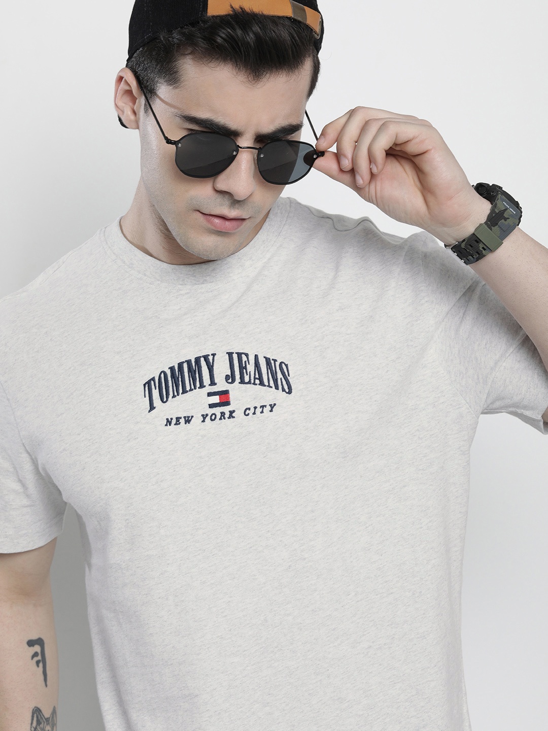 

Tommy Hilfiger Men Brand Logo Embroidered Organic Cotton T-shirt, Grey melange