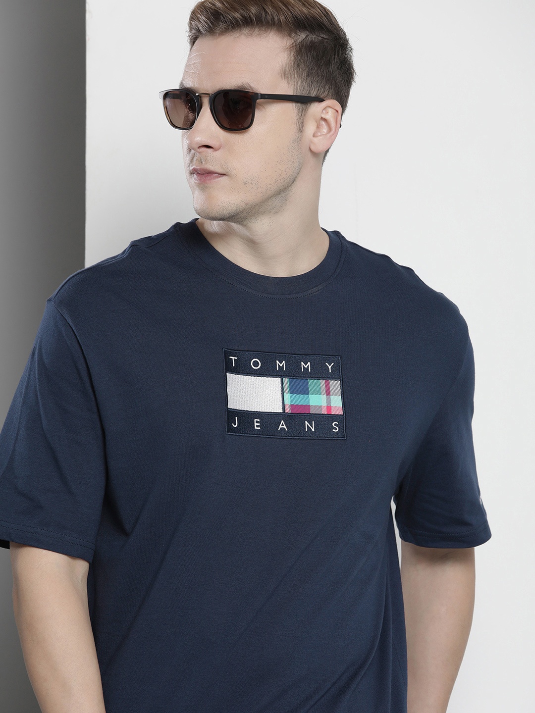 

Tommy Hilfiger Men Brand Logo Printed Pure Cotton T-shirt with Applique, Navy blue