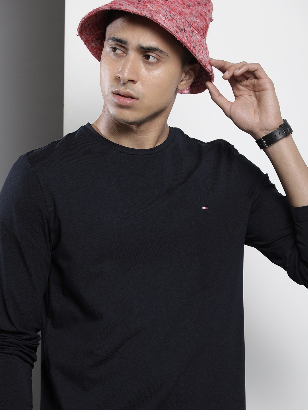 

Tommy Hilfiger Men Solid Round Neck Slim Fit T-shirt, Navy blue