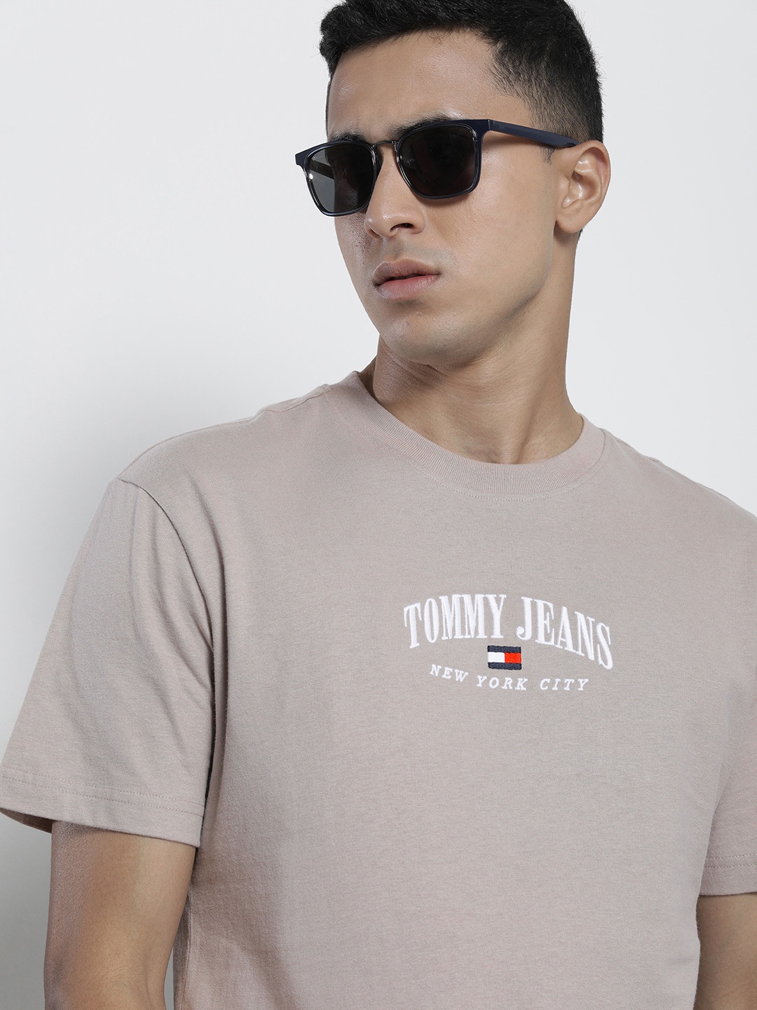 

Tommy Hilfiger Men Organic Cotton Brand Logo Printed T-shirt, Taupe