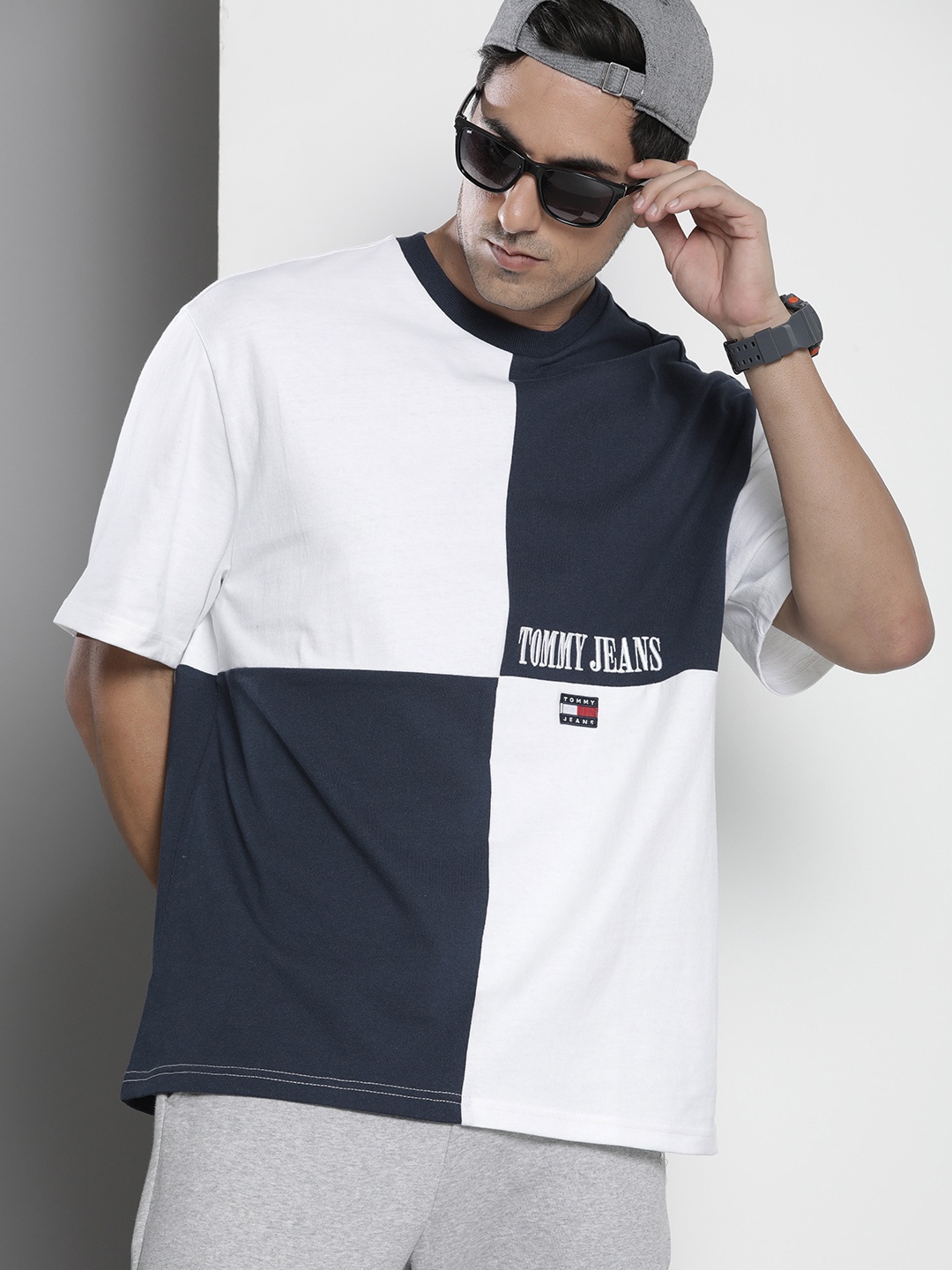 

Tommy Hilfiger Men Colourblocked Pure Cotton T-shirt, Navy blue
