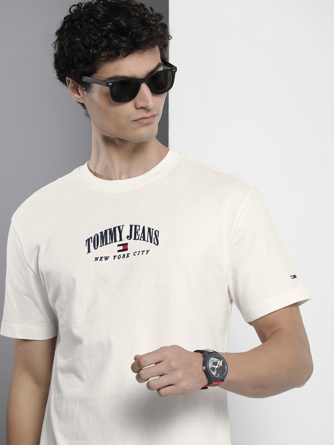 

Tommy Hilfiger Men Brand Logo Embroidered Organic Cotton T-shirt, Off white