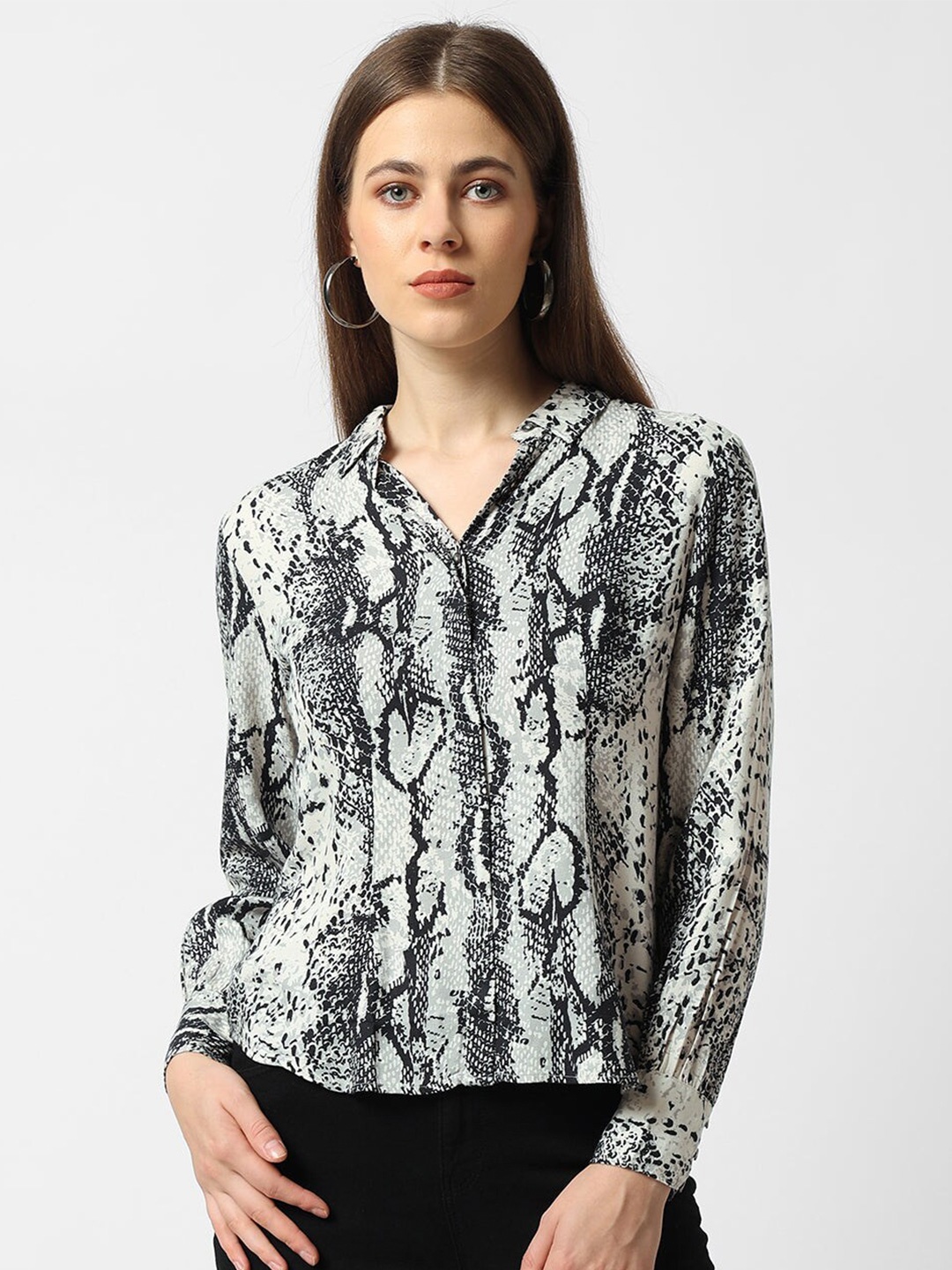 

Kraus Jeans Women Printed Casual Shirt, Off white