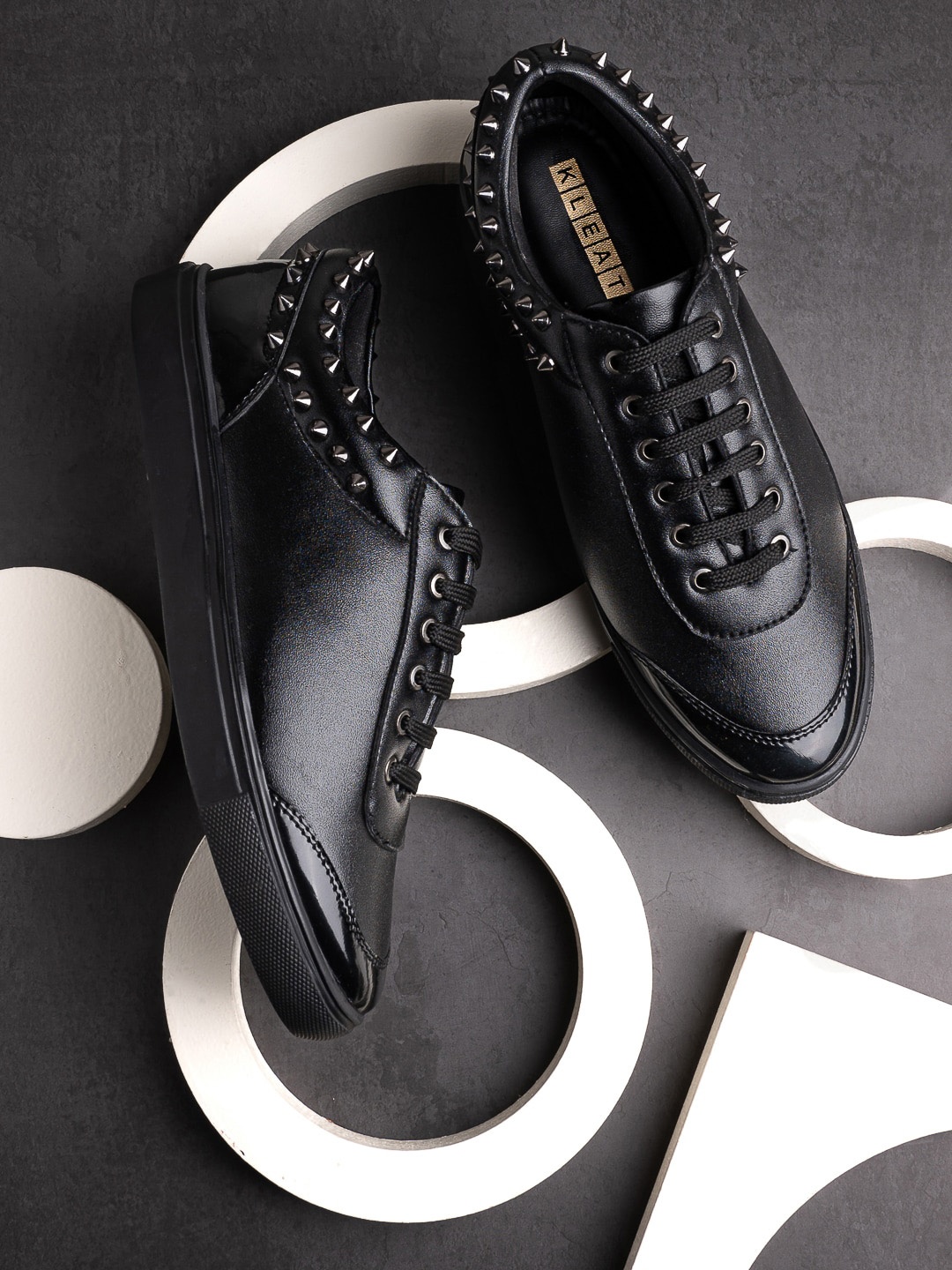 

KLEAT Men Black Sneakers with Spikes