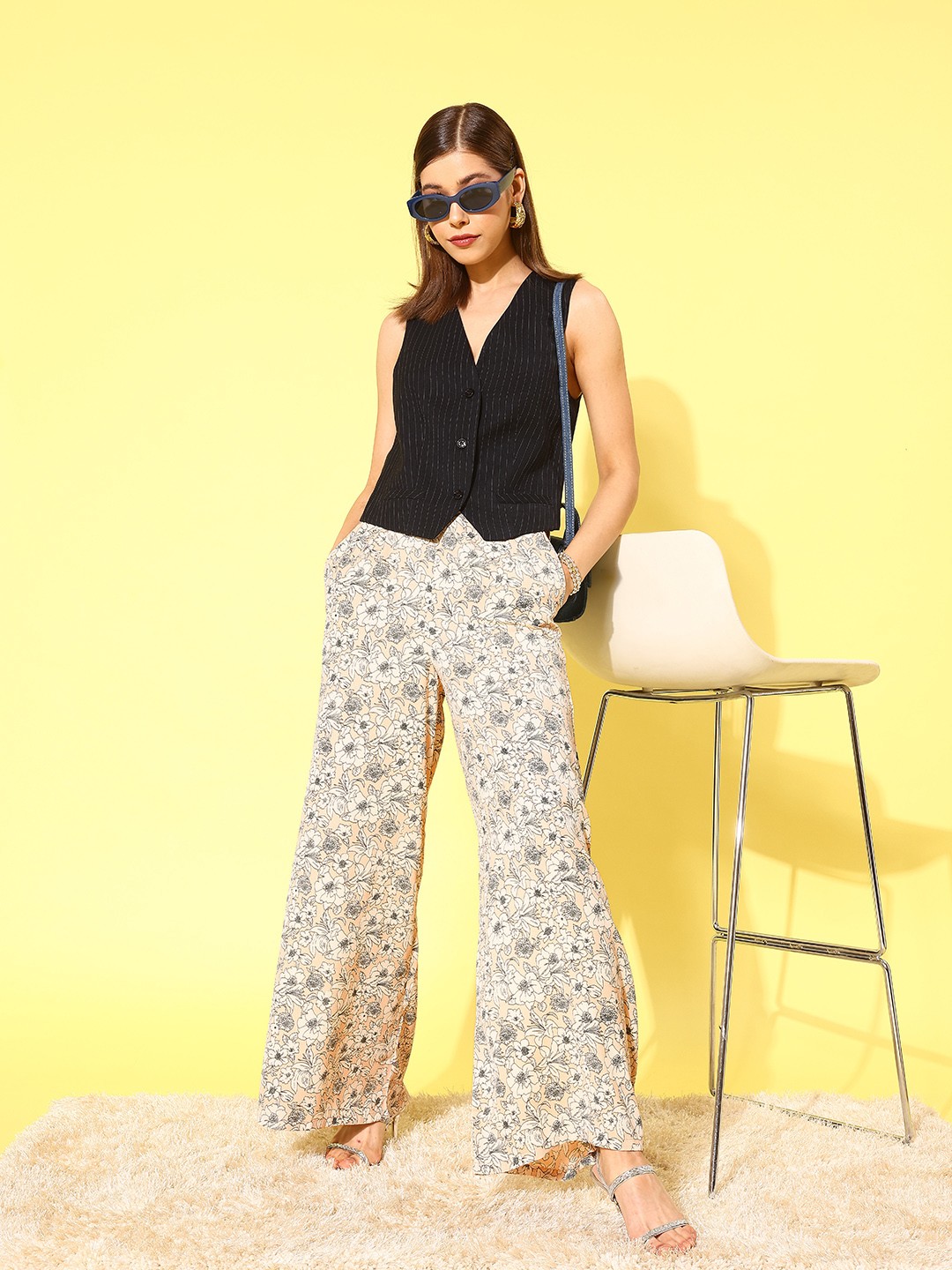 

Berrylush Women Beige Floral Printed Relaxed High-Rise Culottes Trousers With Belt