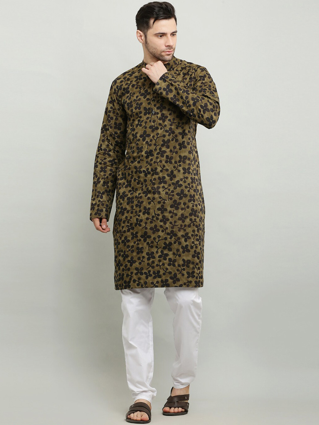 

Waahiba Men Brown Floral Printed Pure Cotton Kurta with Pyjamas