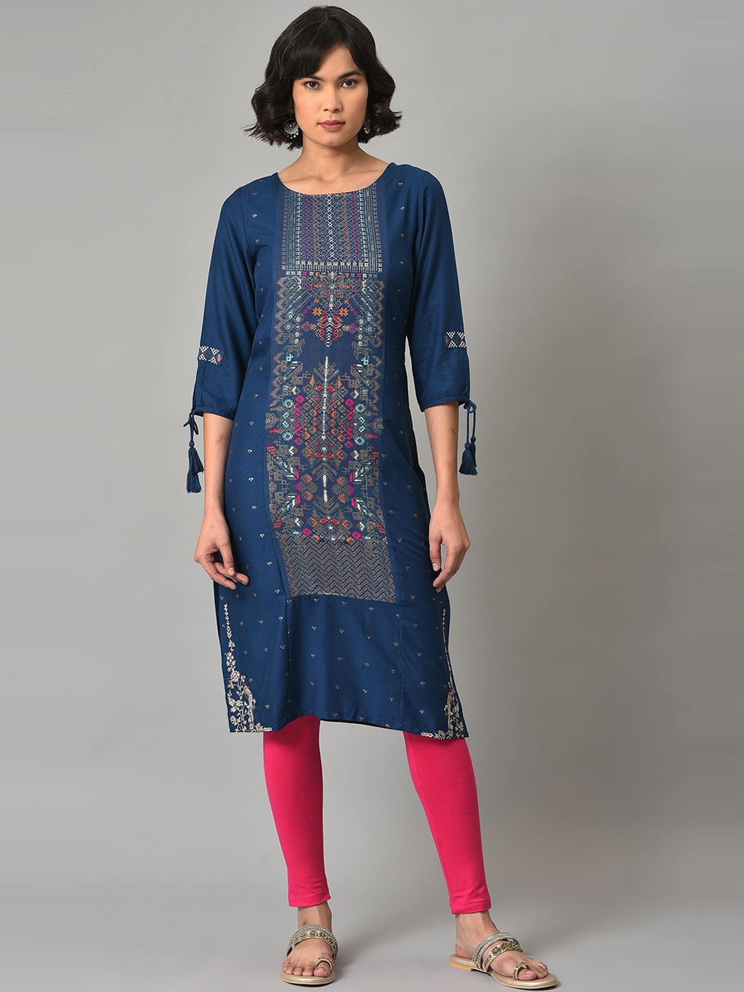 

W Women Ethnic Motifs Embroidered Thread Work Kurta With Leggings, Navy blue