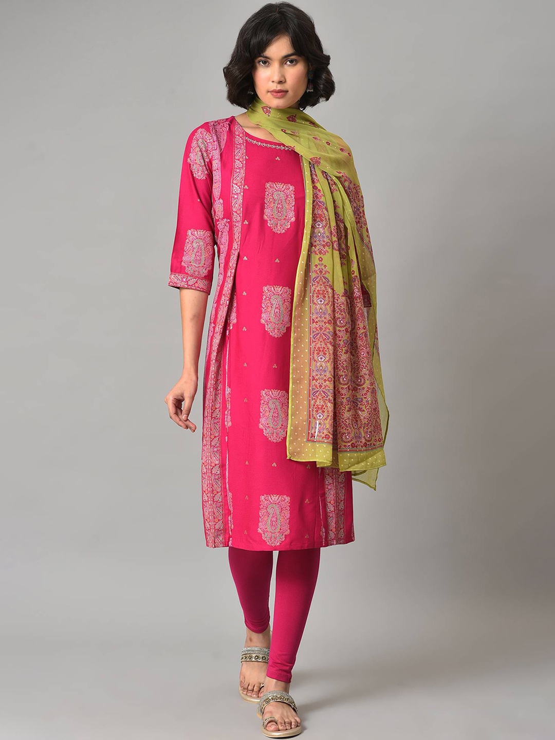 

W Women Paisley Printed Beads and Stones Kurta With Leggings & Dupatta, Pink