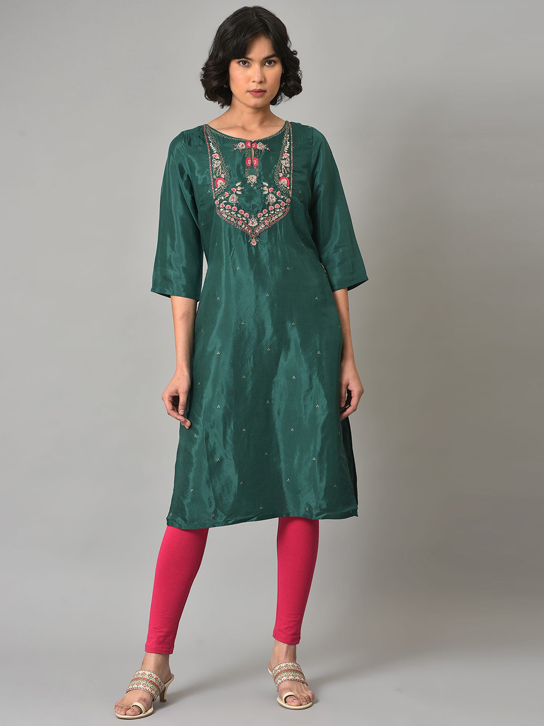 

W Women Ethnic Motifs Embroidered Thread Work Kurta With Leggings, Green