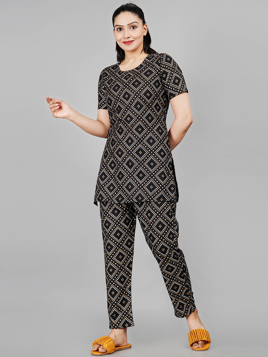 

Meeranshi Women Bandhani Printed Pure Cotton Kurti with Trousers, Black