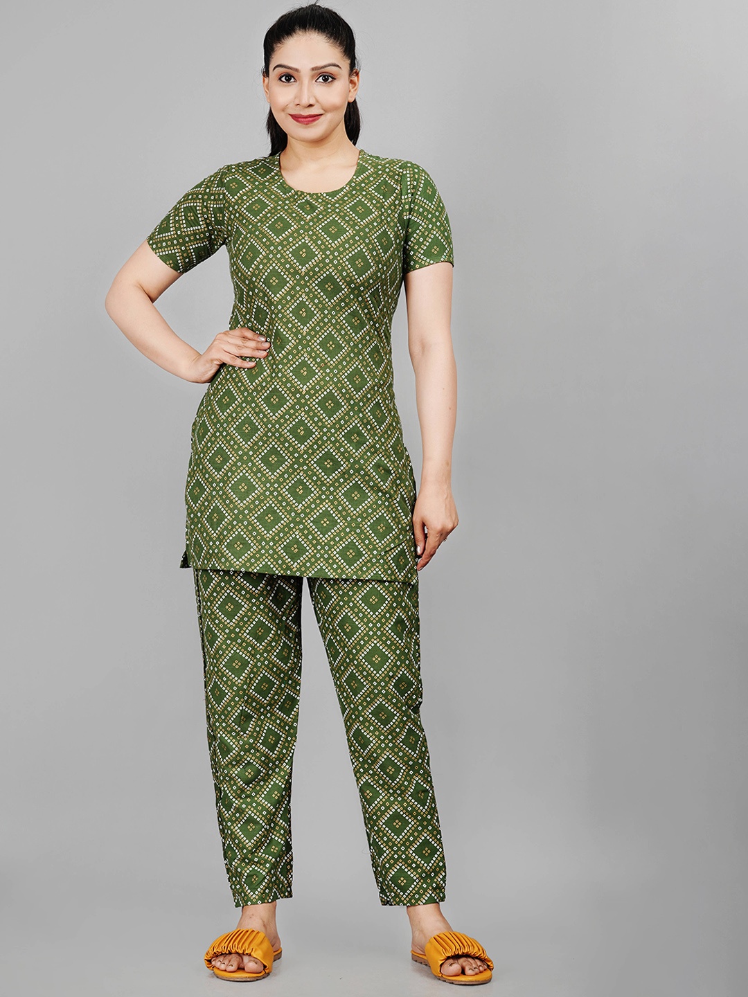 

Meeranshi Women Bandhani Printed Pure Cotton Kurti with Pyjamas, Green