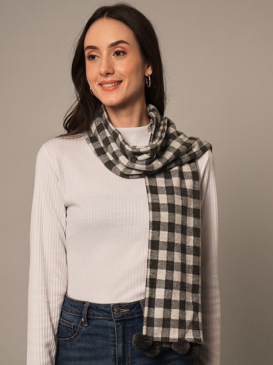 

Yaadleen Women Checked Muffler, Grey