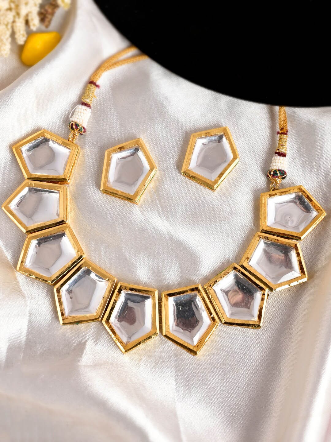 

DASTOOR Designer Gold-Plated Kundan Stone-Studded Jewellery Set