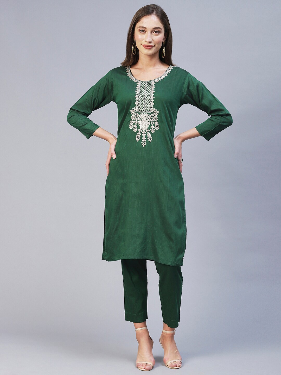 

POONAM DESIGNER Women Floral Embroidered Kurta with Trousers, Green