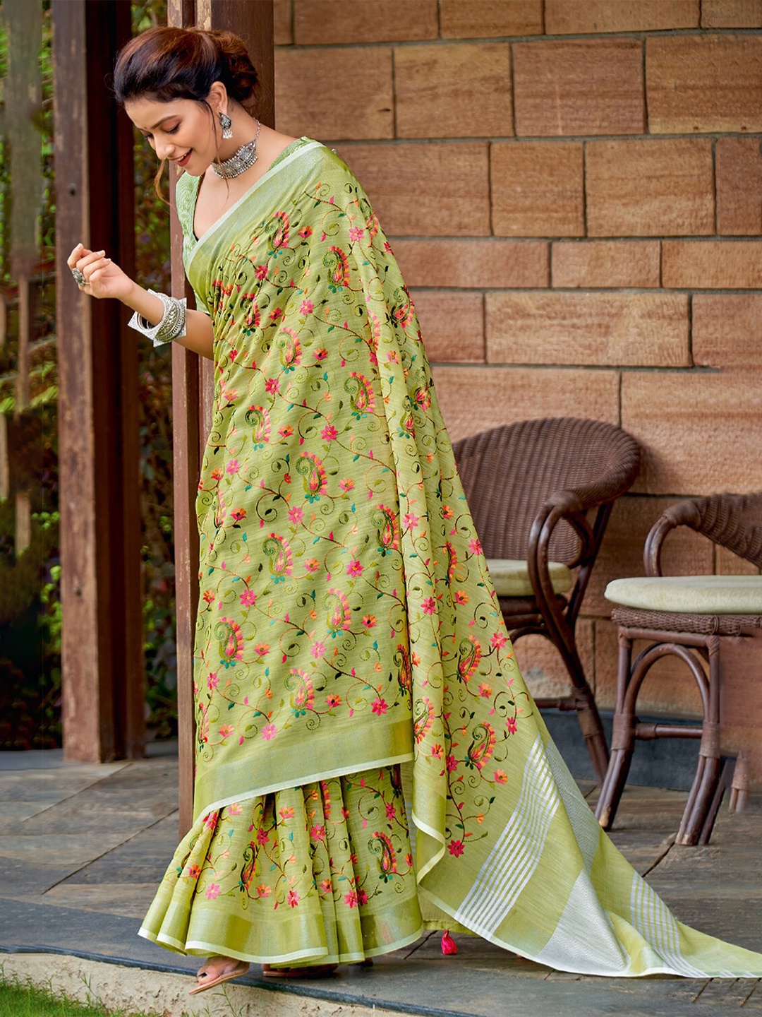 

SANGAM PRINTS Green & Pink Floral Zari Linen Blend Saree