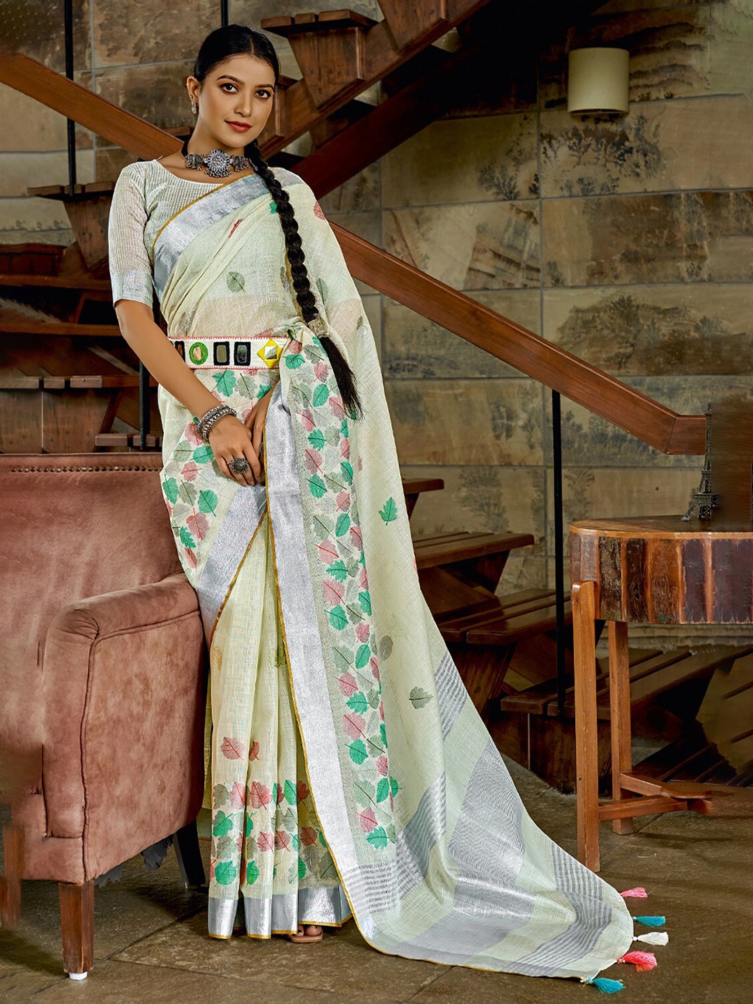 

SANGAM PRINTS Off White & Green Floral Zari Linen Blend Saree
