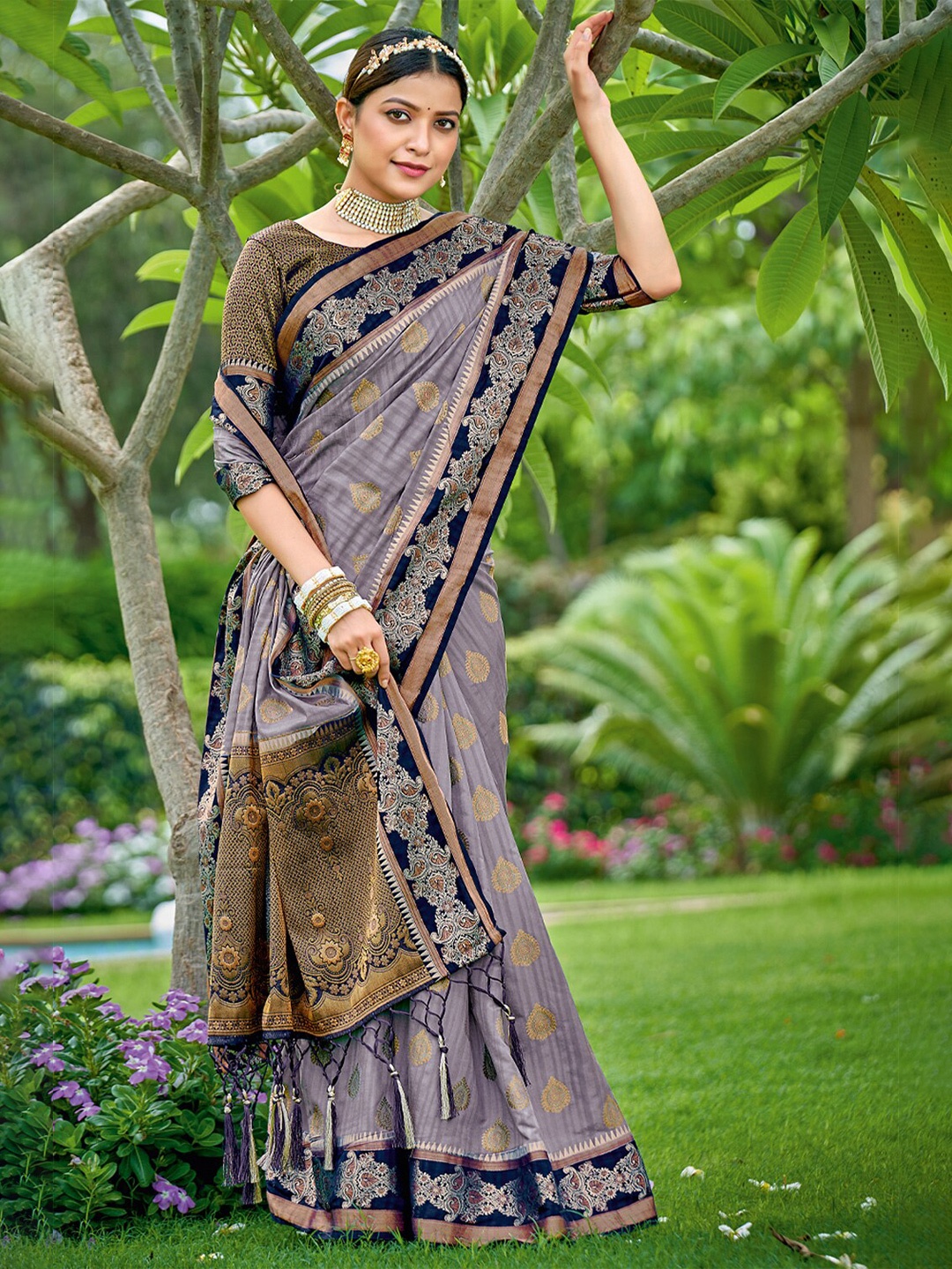 

SANGAM PRINTS Grey & Brown Floral Zari Pure Silk Banarasi Saree