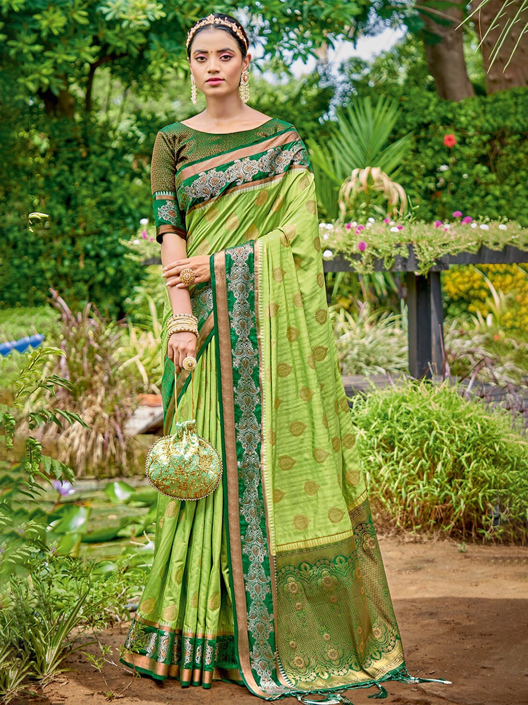 

SANGAM PRINTS Green & Gold-Toned Floral Zari Pure Silk Banarasi Saree