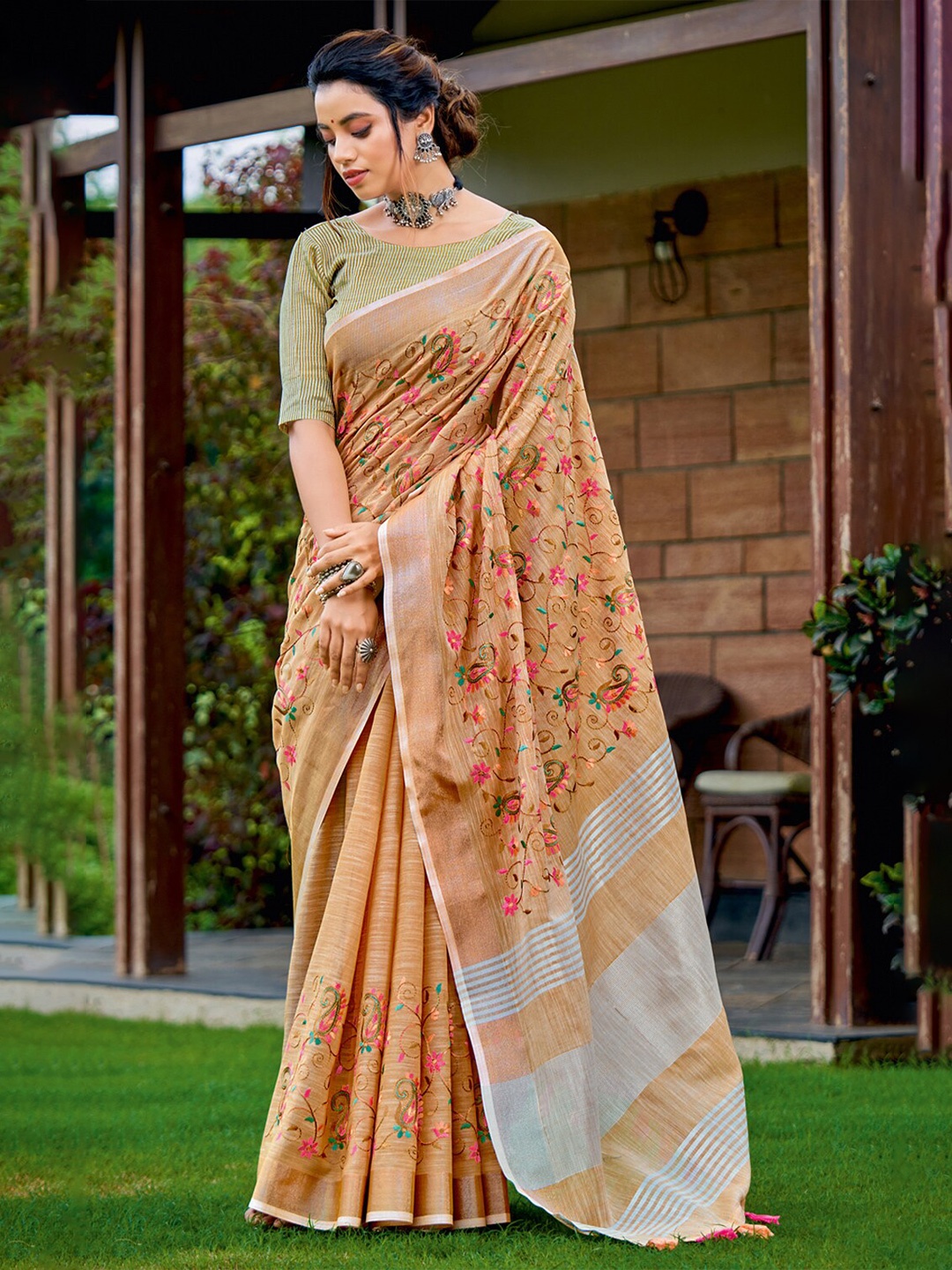 

SANGAM PRINTS Peach-Coloured & Pink Floral Zari Linen Blend Saree