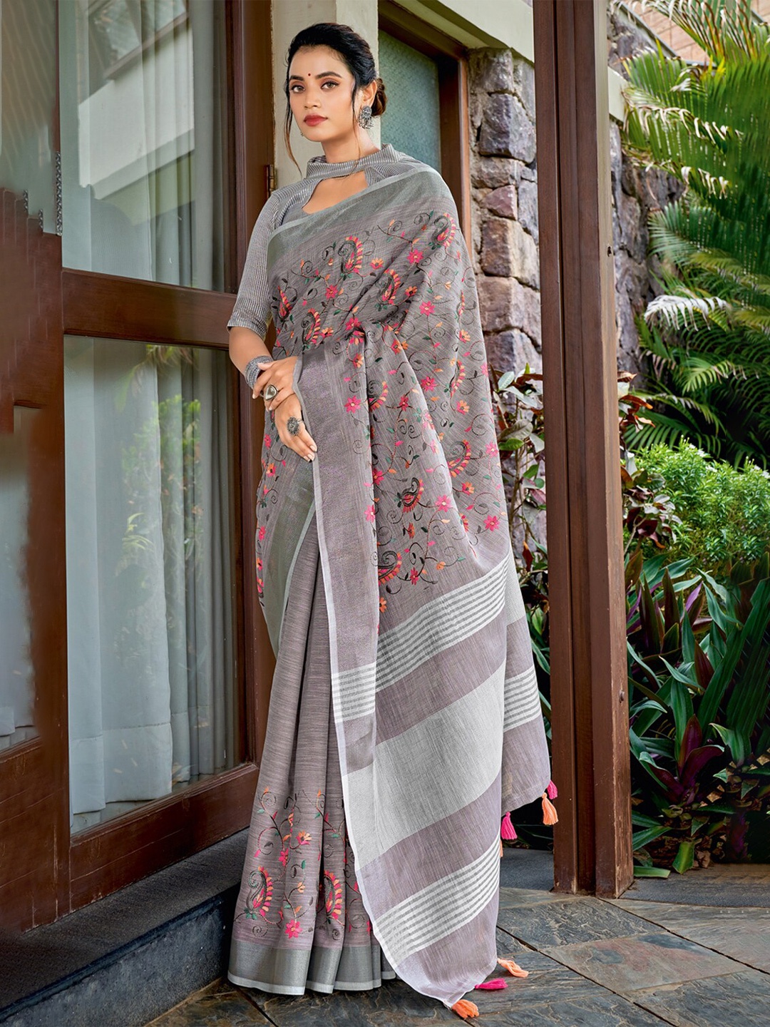 

SANGAM PRINTS Grey & Pink Floral Kantha Work Linen Blend Saree